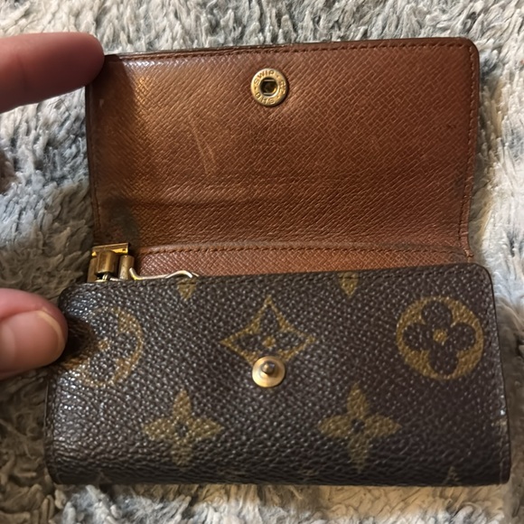 Men’s Or Women’s Preloved Louis Vuitton Key Holder! Missing 2 key holders. 6/10 - Picture 3 of 10